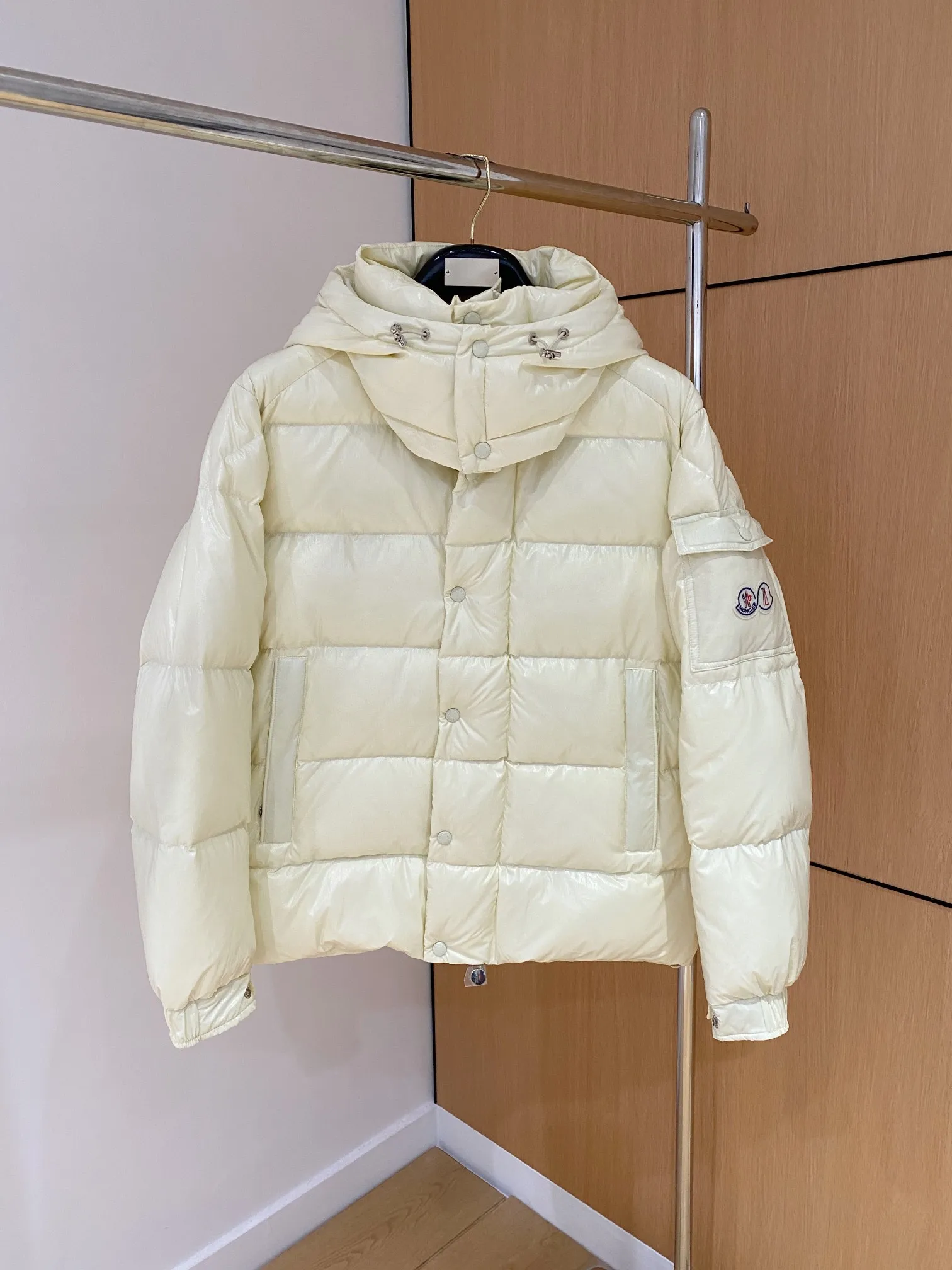P390 Moncler/ 2026 70 、 。 DNA ， ， 。 Classic ， 、 。 Classic 70 。 Quality， 90 ，Premium Quality ， ，Black ！ Sizes M-3XL
